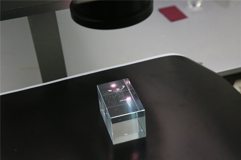 Grün- und UV-Laser eignen sich für das 3D-Gravurprozess-Kristallbild